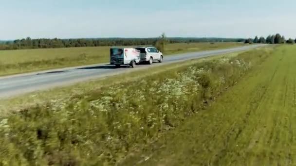 Egy Autó Egy Utánfutóval Végigszáguld Mezőn Drónra Néző — Stock videók