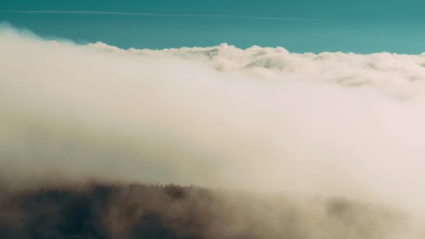 Van Mist Naar Hemel Luchtfoto Het Meer Hoog Boven Wolken — Stockvideo