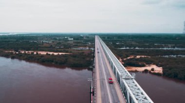 Amur Nehri 'nin karşısındaki köprüde römork kullanan bir kamyon. Khabarovsk Köprüsü hava görüntüsü. Rusya
