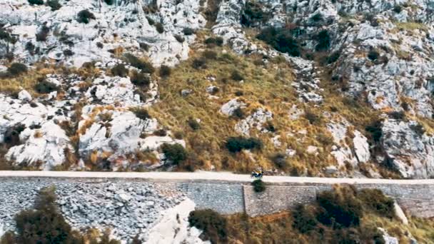 Letecký Pohled Motobiker Řízení Podél Mountain Road Serpentina Palma Mallorca — Stock video