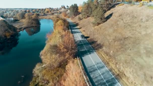 Araba Yazın Nehir Kenarındaki Yolda Ilerliyor Rusya — Stok video