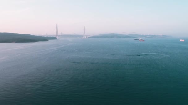 Luchtfoto Van Russische Kabelbrug Oostelijke Bosporusstraat Het Russische Eiland Vladivostok — Stockvideo