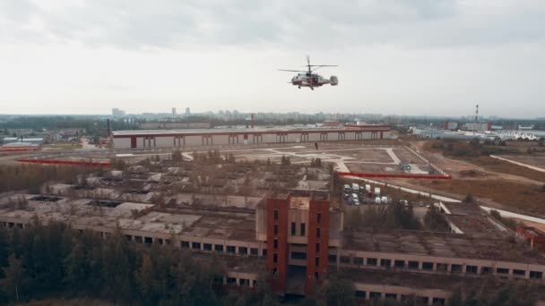 Rädda Människor Med Flygande Helikopter Utsikt Över Räddningshelikopter Ministeriet För — Stockvideo