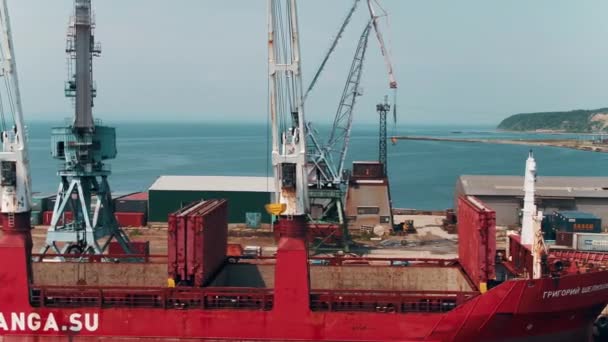 Vrachtschip Lossen Een Zeehaven Korsakov Yuzjno Sachalinsk — Stockvideo