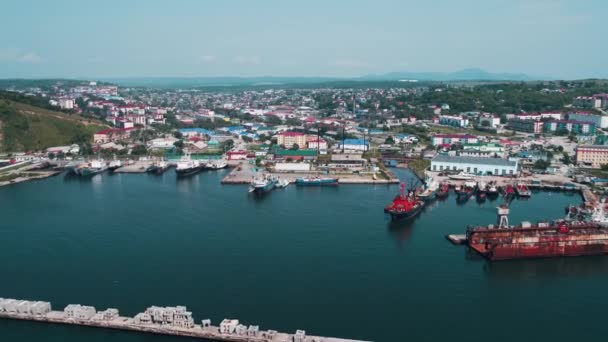 从空中俯瞰科萨科夫港 货船和集装箱在港口 Yuzhno Sakhalinsk — 图库视频影像