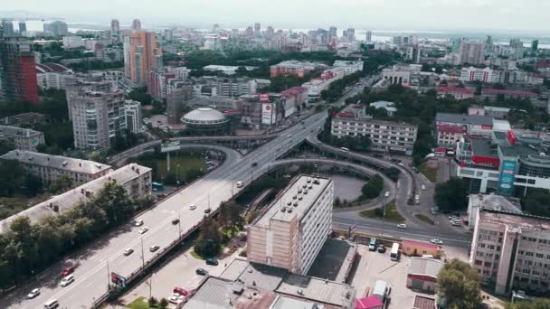 Vista Aérea Cidade Trânsito Ruas Carros Khabarovsk Rússia Hora Verão — Vídeo de Stock