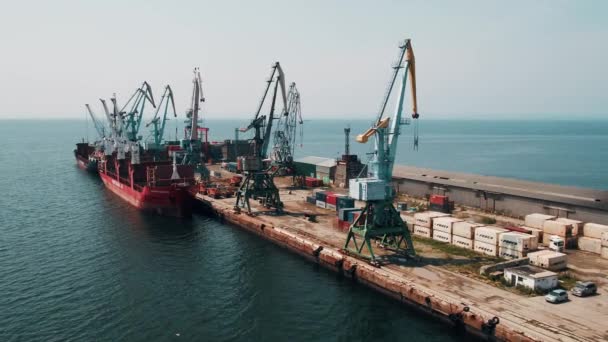 Грузовой Корабль Разгружается Морском Порту Корсаков Южный Сахалинск — стоковое видео