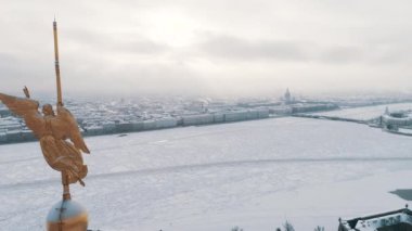 St. Petersburg 'daki Kış Peter ve Paul Katedrali, Neva Nehri arka planı