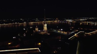 Peter ve Paul Katedrali beyaz gecede St. Petersburg 'da, arka planda Neva Nehri
