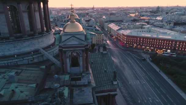 白色的夜晚圣以撒大教堂的景观 圣彼得堡 — 图库视频影像