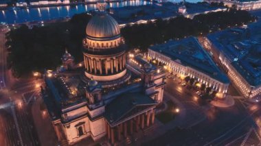 Gece Saint Isaac katedralinin insansız hava aracı görüntüsü. Saint-Petersburg 'da. Rusya.