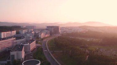 Uzak Doğu Federal Üniversitesi (FeFu) insansız hava aracı görüşü. Rus adası. Ufukta dağlar görünüyor. Rusya Vladivostok 