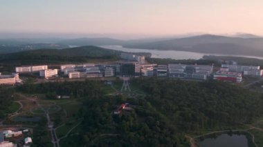 Uzak Doğu Federal Üniversitesi (FeFu) insansız hava aracı görüşü. Rus adası. Ufukta dağlar görünüyor. Rusya Vladivostok 