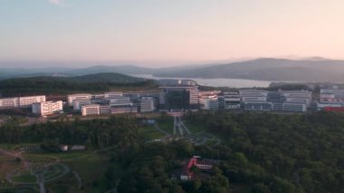 Uzak Doğu Federal Üniversitesi (FeFu) insansız hava aracı görüşü. Rus adası. Ufukta dağlar görünüyor. Rusya Vladivostok 