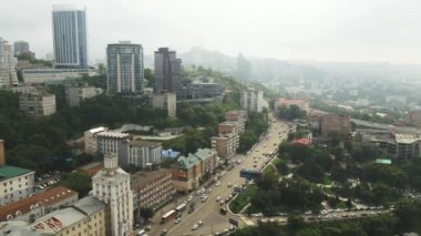 Vladivostok liman şehrinin havadan görüntüsü. Şehrin çatılarının insansız hava aracı görüntüleri.
