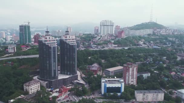 Vladivostok Liman Şehrinin Havadan Görüntüsü Şehrin Çatılarının Insansız Hava Aracı — Stok video