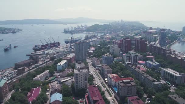 海参崴港口城市的空中景观 城市屋顶的无人机画面 — 图库视频影像