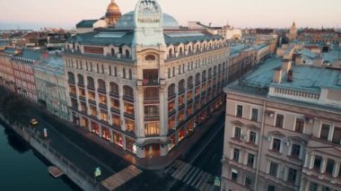 Günaydın güneş ışınları. Saint Petersburg. Yazın Red Bridge yakınlarında alışveriş merkezi