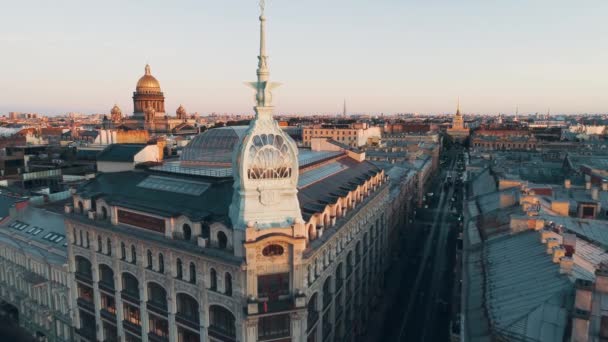 朝の太陽が昇るサンクトペテルブルク 夏の赤い橋の近くのショッピングモール — ストック動画