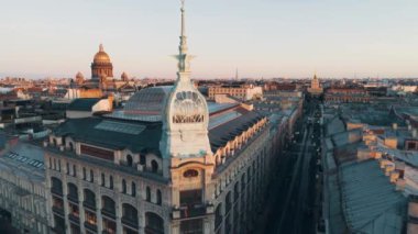 St. PETERSBURG, RUSSIA - Yazın Kızıl Köprü yakınlarında lüks alışveriş merkezi