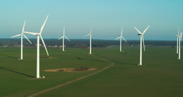 フィールドで美しい空にエネルギー生産のための風車ファームの空中ビュー 風力発電タービンは 持続可能な開発のためのクリーンな再生可能エネルギーを生み出す — ストック動画