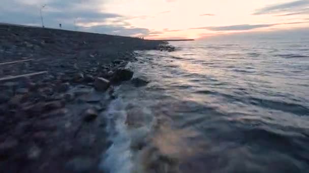 Voo Alta Velocidade Baixo Sobre Pedras Costa Baía Pôr Sol — Vídeo de Stock