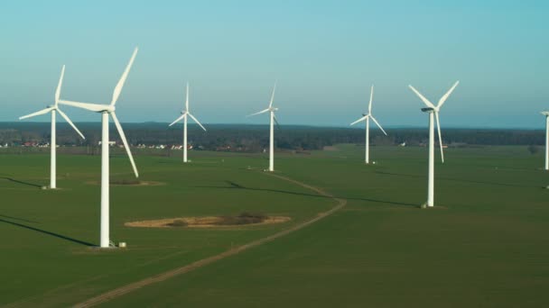 Flygfoto Över Väderkvarnar Gård För Energiproduktion Vacker Himmel Fältet Vindkraftverk — Stockvideo