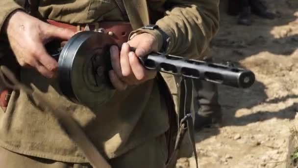 Rysk Soldat Förbereder Sig För Ett Vapen Det Stora Patriotiska — Stockvideo