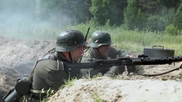 Niemieccy Żołnierze Strzelają Karabinu Maszynowego Rekonstrukcja Wojskowy Operacja Wielki Ojczysty — Wideo stockowe