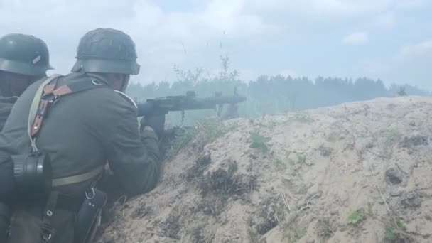Tyska Soldater Avfyrar Maskingevär Återuppbyggnad Militära Insatser Det Stora Patriotiska — Stockvideo