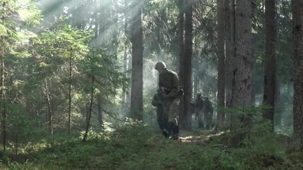 Ryska Armésoldater Går Igenom Skogen Det Stora Patriotiska Kriget Sankt — Stockvideo