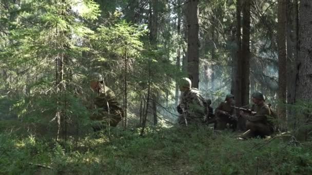 Soldados Exército Russo Atravessam Floresta Grande Guerra Patriótica São Petersburgo — Vídeo de Stock