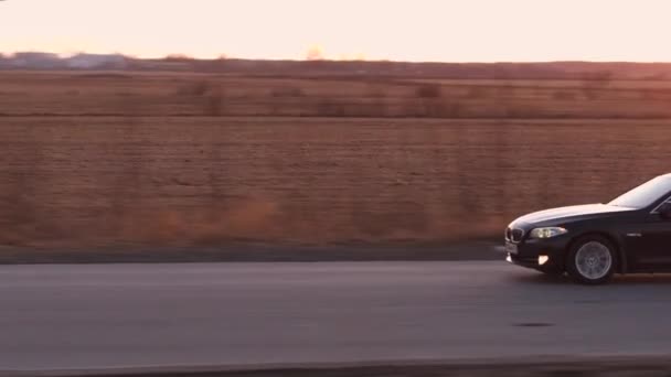 Κηφήνας Πλάνα Από Bmw Σειρά Μαύρο Αυτοκίνητο Οδήγηση Στο Δρόμο — Αρχείο Βίντεο