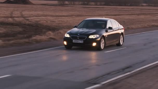 Bmw Series Carro Sedan Luxo Dirigindo Estrada Primavera São Petersburgo — Vídeo de Stock