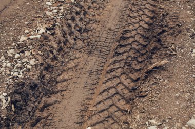 Kumlu zemin üzerine tekerlek izleri. Boşluk doku kopyalama