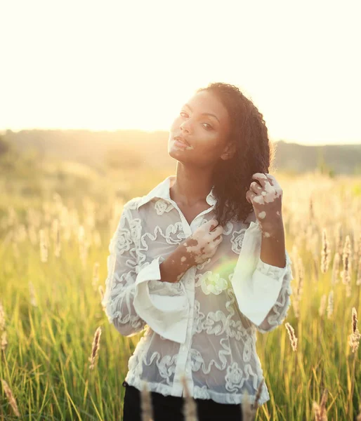Красивая молодая брюнетка женщина с болезнью витилиго на поле с красивым закатом — стоковое фото