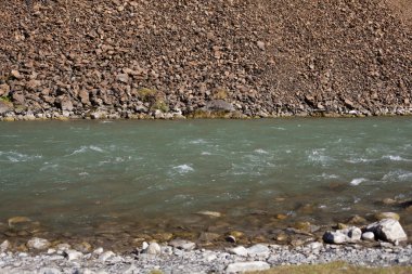 nehir ve taş sahil arka plan