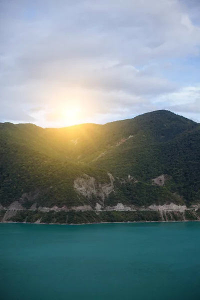 Majestätischer Bergsee in Georgien. — Stockfoto