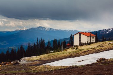 Karpat Dağları. Köyün dağlarında. Dağ evleri.