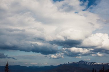 Carpatian dağlarında güzel bulutlu gökyüzü