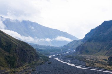 Dağ nehir siyah taş sahil arasında. Gürcistan