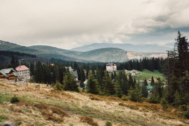 Karpat Dağları. Köyün dağlarında. Dağ evleri.