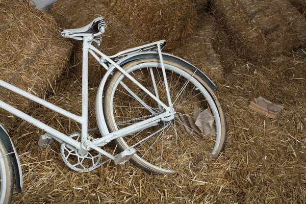 Vieux vélo avec balle de foin avec effet rétro — Photo