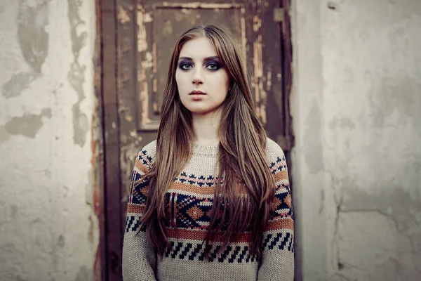 Vacker kvinna med långt hår i vinter tröja. Friskt hår. Grå bakgrund — Stockfoto