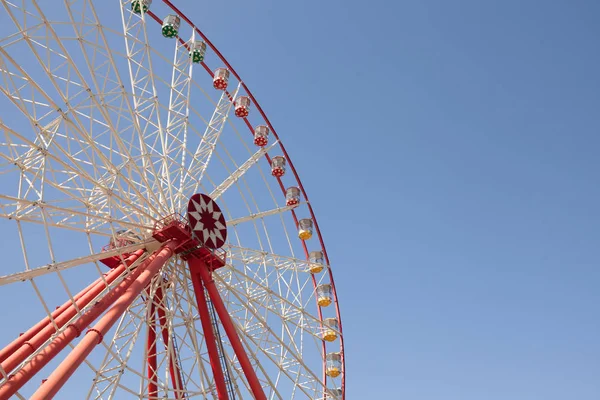 Carnaval Grande Roue avec Ciel Propre avec Espace Vide Gros plan d'une demi-roue ferris — Photo