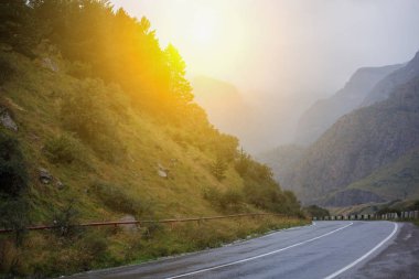 Sinematik yol manzara. Yol throuth dağlar