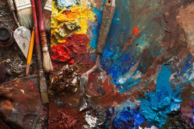 Sanat boyaları, palet, fırçalar kalem