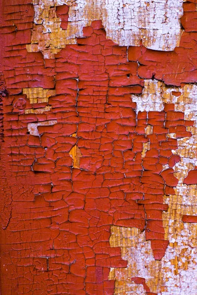 Σπασμένος τοίχος με παλιά στρώματα μπογιάς σε εγκαταλελειμμένο σπίτι — Φωτογραφία Αρχείου