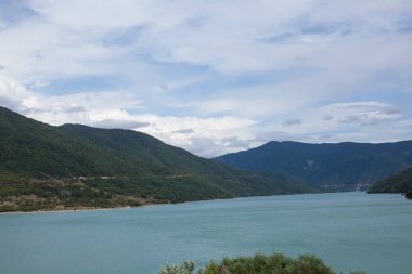 Gürcistan'daki görkemli dağ gölü.