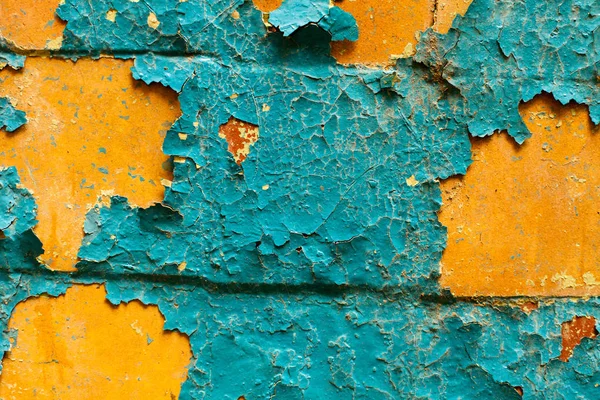 Pared agrietada con viejas capas de pintura en casa abandonada —  Fotos de Stock